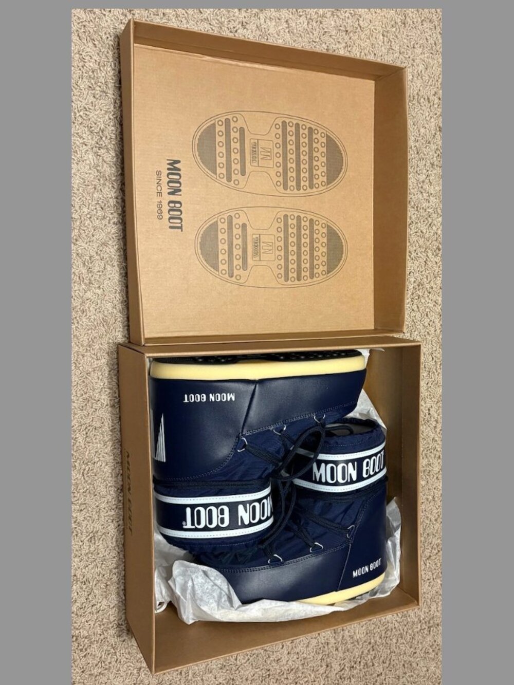 BRAND NEW NEVER WORN Moon Boots size 39/41 in navy. Box included.